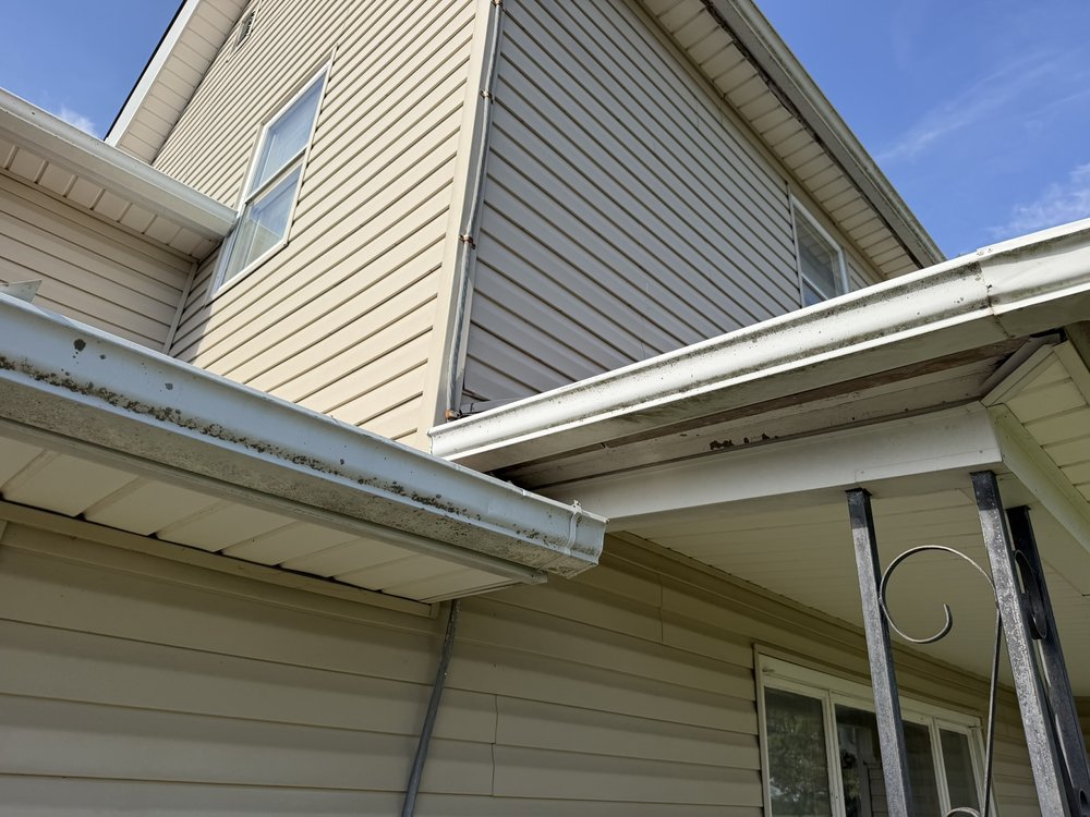 Dirty gutters with streaks before cleaning